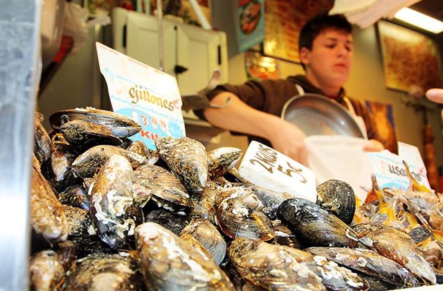 Mercado de huelin con pescados