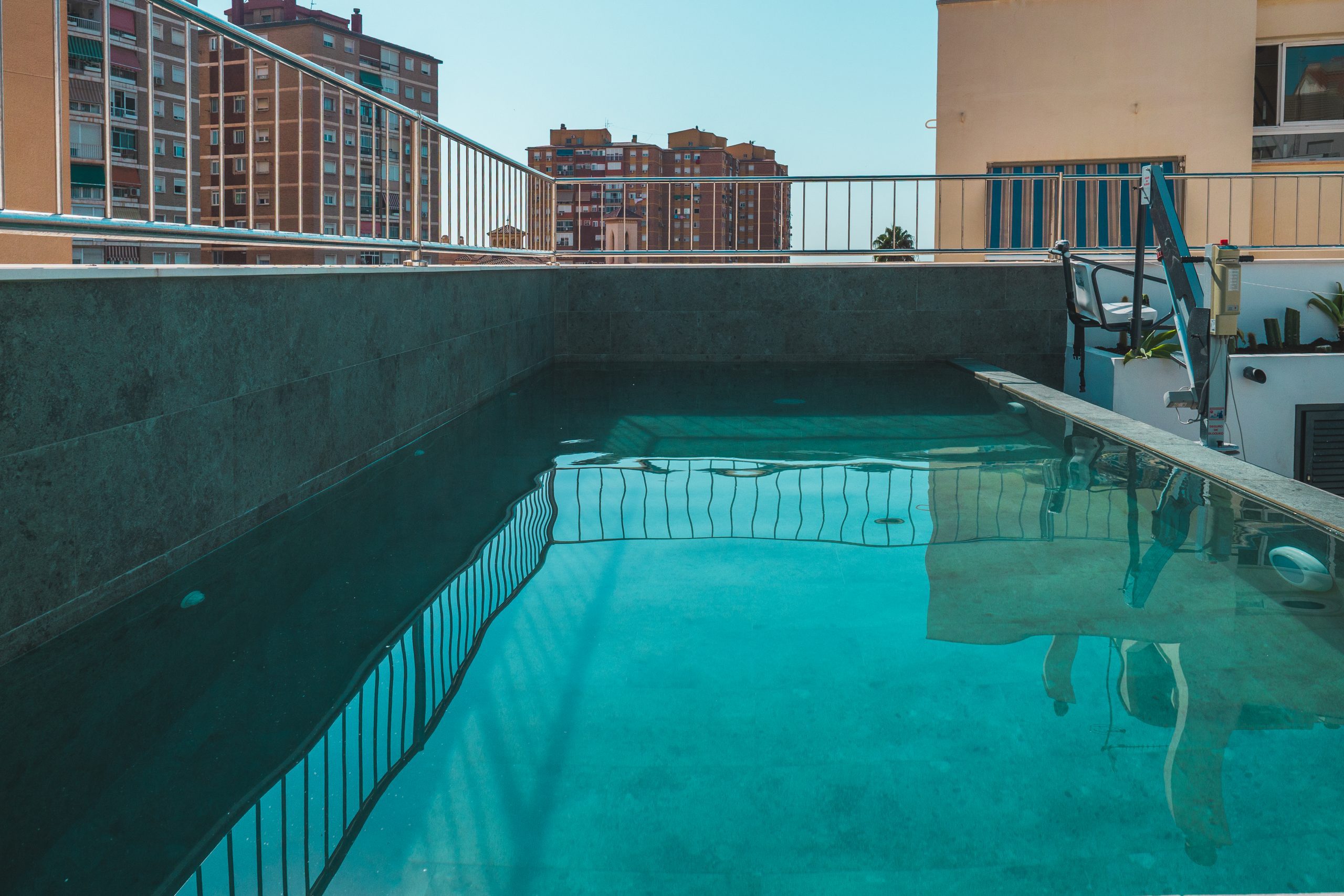Piscina rooftop de Huelin Apartamentos para familias en Málaga